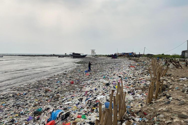 Dibanjiri Sampah Usai Hujan, Kondisi Pantai Teluk Banten Jadi Sorotan Media Asing