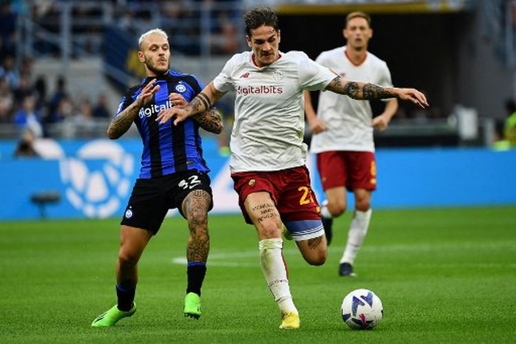 Nicolo Zaniolo (kanan) berduel dengan Dimarco (kiri) pada laga pekan ke-8 Liga Italia yang mempertemukan Inter vs Roma di Stadion Giuseppe Meazza, Sabtu (1/10/2022) malam WIB. Terkini, AS Roma dan Inter Milan akan kembali bertanding pada pekan ke-34 Liga Italia 2022-2023. Laga AS Roma vs Inter Milan dijadwalkan berlangsung di Stadion Olimpico pada SAbtu (6/5/2023) malam WIB.