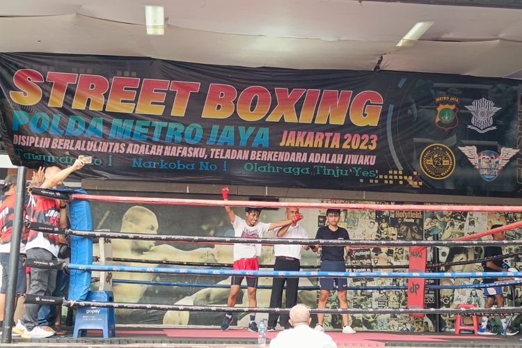 Salah satu pertandingan Street Boxing Polda Metro Jaya Jakarta 2023 di kawasan Bulungan, Kebayoran Baru, Jakarta Selatan, Minggu (26/2/2023). Meski mendung, pertandingan tinju amatir ini masih berjalan dengan lancar.