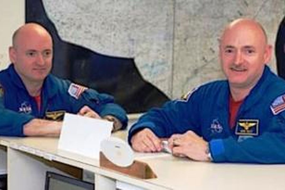 Dua astronot kembar identik Scott Kelly (kiri) dan Mark Kelly.