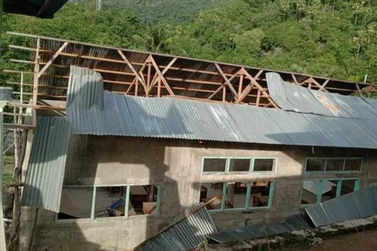 Foto: Atap ruang kelas SDN Kujuwongga di Desa Lidi Kecamatan Palue Kabupaten Sikka rusak diterjang angin kencang.