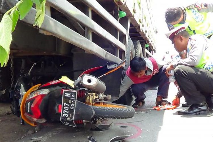 Polisi melakukan Olah TKP kecelakaan sepeda motor yang menabrak truk yang sedang parkir di jalur Pantura Bulakamba, Brebes, Jawa Tengah. Diduga korban tewas sebelum menabrak bermain ponsel saat menyetir. 