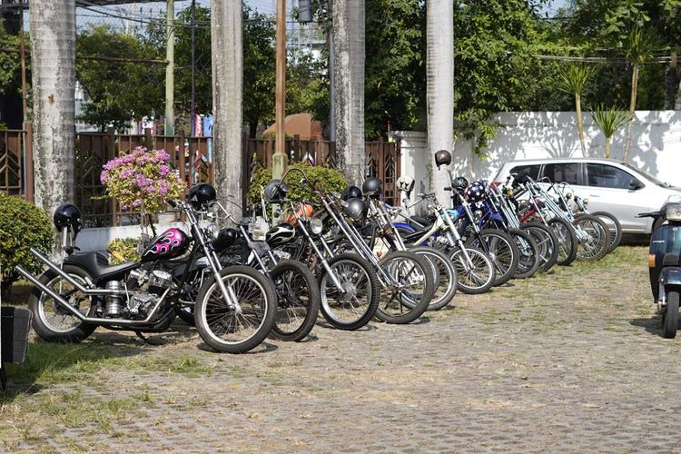 Penampakan mobil dan motor lawas dalam pameran kebudayaan Berpacu Berbudaya 2023 yang dipusatkan di Kota Mataram, Kamis (12/10/2023).