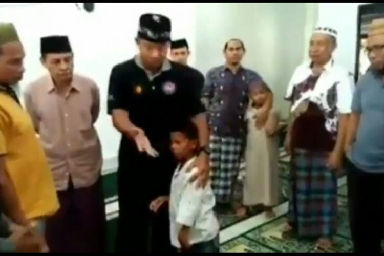 Kapolda Sulsel, Inspektur Jendral (Irjen) Polisi Umar Septono setelah mencium tangan bocah cacat yang ditemuinya di sebuah mesjid setelah menunaikan shalat berjamaah.