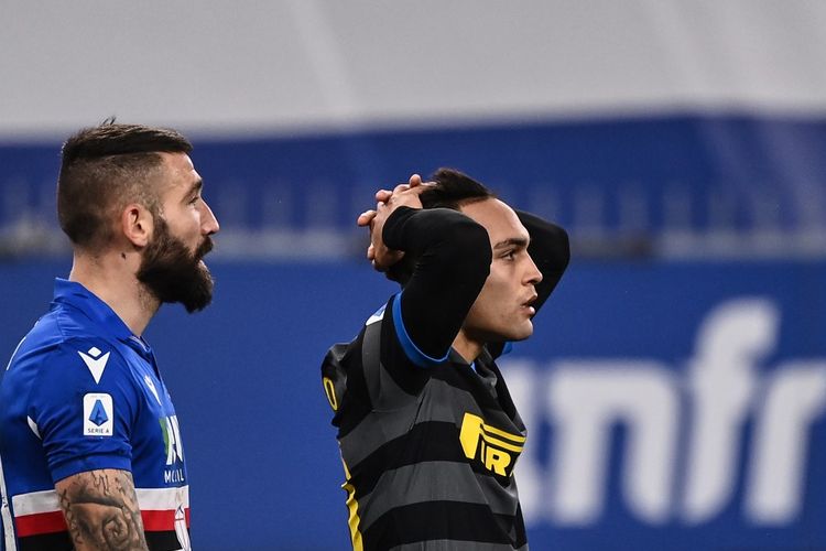 Ekspresi Lautaro Martinez (kanan) usai melewatkan kesempatan gol pada laga lanjutan pekan ke-16 Liga Italia 2020-2021, Sampdoria vs Inter Milan, di Stadion Luigi Ferraris, Rabu (6/1/2021). 