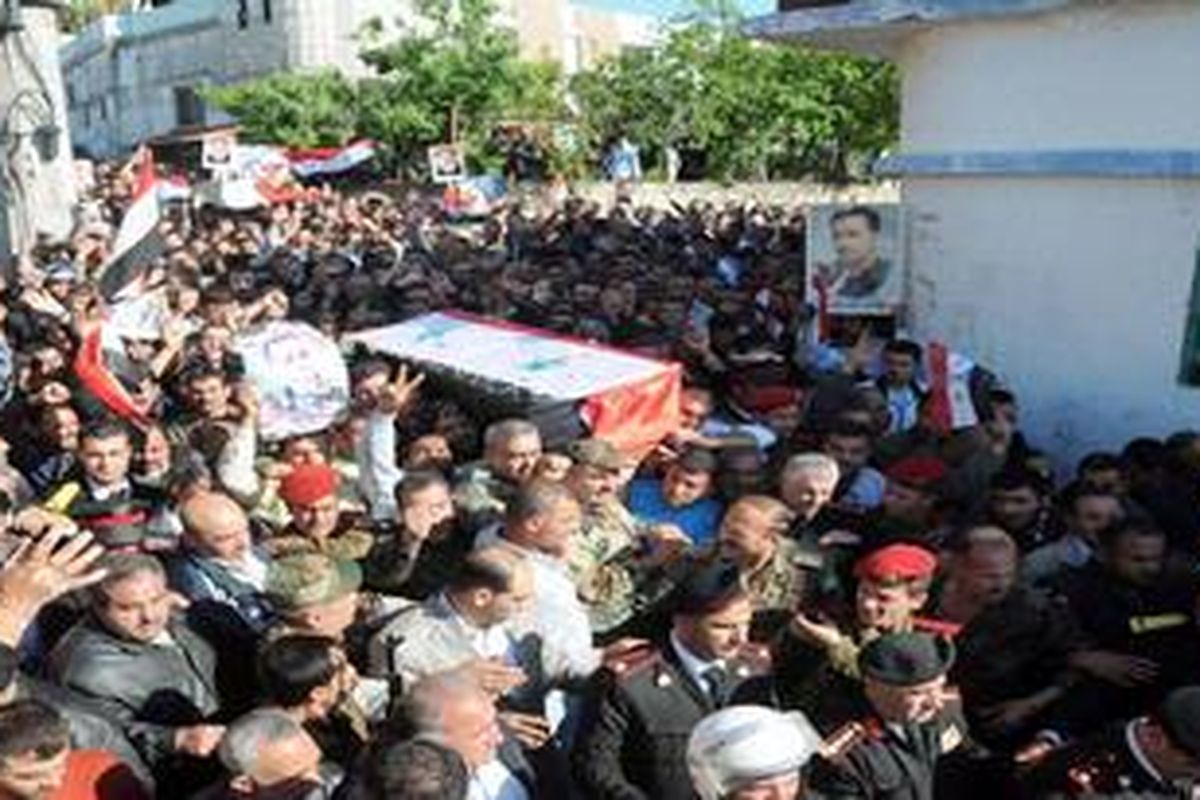 Sebuah foto yang dirilis oleh Syrian Arab News Agency (SANA), Rabu (27/4/2011), memperlihatkan proses pemakaman polisi Suriah, Samer Slamah, di Tartus, 220 kilometer di barat laut Damascus. 