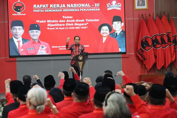 Presiden Joko Widodo berpidato saat berlangsungnya Rakernas PDI Perjuangan di Jakarta, Selasa (6/6/2023). Rakernas PDI Perjuangan yang berlangsung 6-8 Juni 2023 itu mengangkat tema fakir miskin dan anak-anak terlantar dipelihara oleh negara.