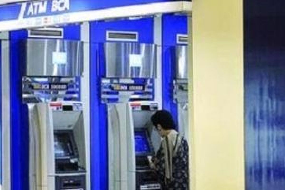 Ilustrasi: Pengunjung sedang melakukan transaksi di ATM BCA, kode bank BCA 