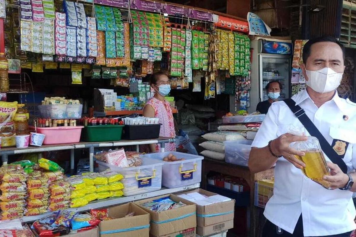 Anggota Satgas Pangan Polresta Denpasar saat menyidak pedagang di Pasar Kreneng, Denpasar, Bali. KOMPASC.OM/Yohanes Valdi Seriang Ginta