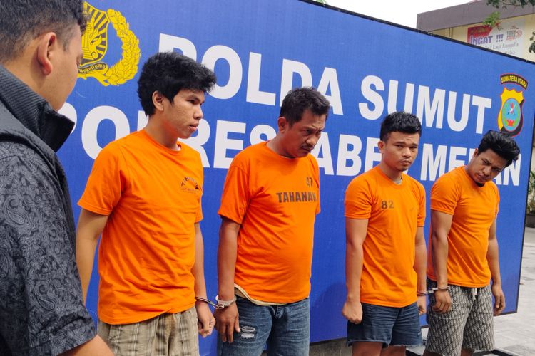 CJS (23), MFIH (25), FA (37), dan F (45) dihadirkan saat polisi menggelar konferensi pers di Polrestabes Medan pada Jumat (3/1/2025).   