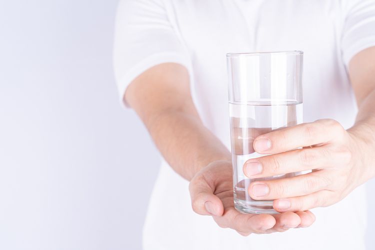 Air putih merupakan obat asam urat alami yang baik dikonsumsi saat penyakit ini kambuh.
