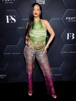 Rihanna tengah berpose  saat menghadiri acara Fenty Beauty & Fenty Skin di Los Angeles, California pada tanggal 11 Februari 2022.