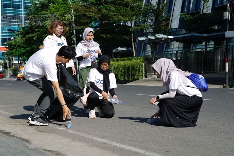 Kegiatan mengumpulkan dan memilah sampah plastik pada acara GoZero?tive Challenge & Clean-Up Walk yang menjadi bagian dari rangkaian kegiatan GoZero% Goes to Medan, pada Minggu (27/4/2025). 