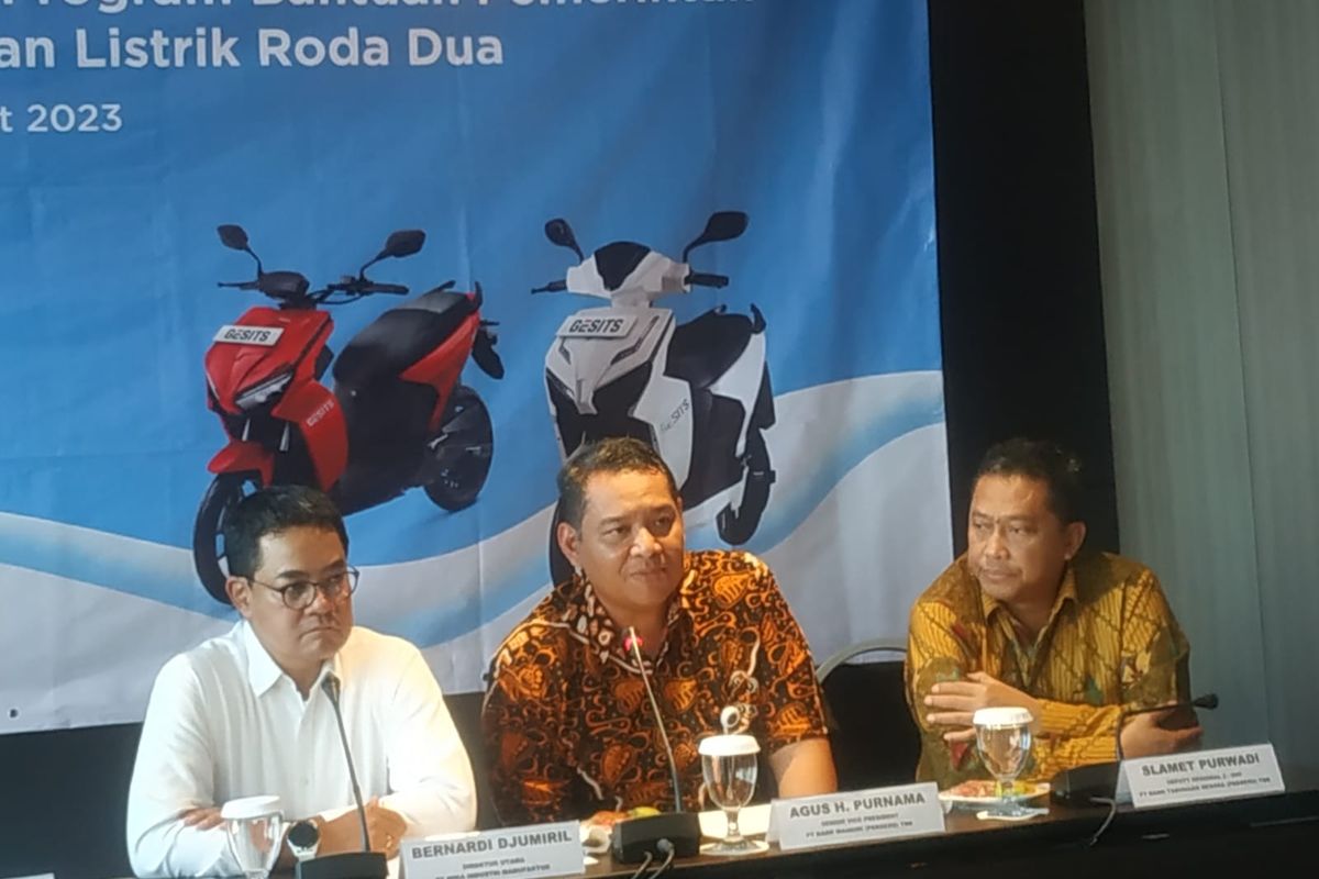 Senior Vice President PT Bank Mandiri (Persero) Tbk Agus H Purnama (di tengah) dalam konferensi pers Kesiapan Gesits Mendukung Pembelian Motor Listrik di Jalan Gatot Subroto, Jakarta, Selasa (21/3/2023).