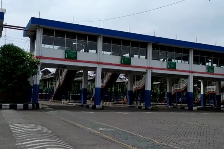 Suasana Terminal Purabaya nampak sepi pada hari pertama penyekatan masa larangan mudik Lebaran Idul Fitri 1442 Hijriyah, Kamis (6/5/2021).