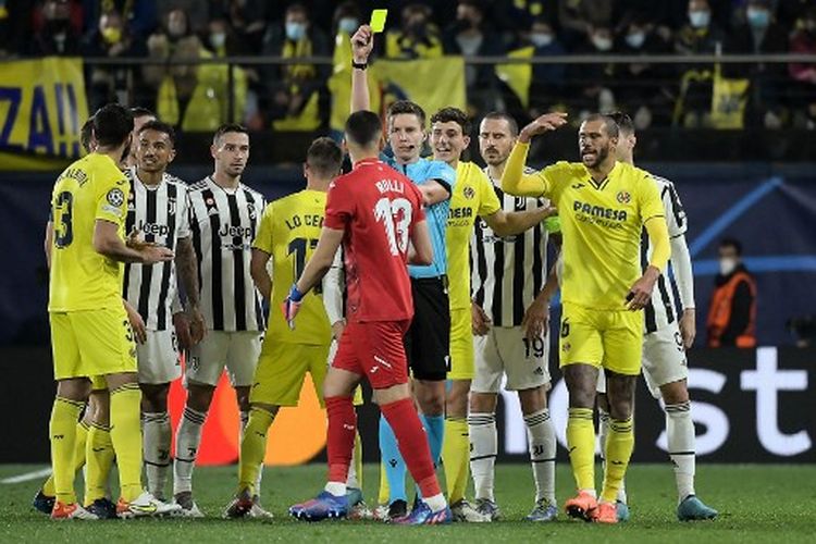 Momen ketika wasit asal Jerman, Daniel Siebert, menghukum Geronimo Rulli dengan kartu kuning pada laga leg pertama 16 besar Liga Champions yang mempertemukan Villarreal vs Juventus di Stadion El Madrigal, Rabu (23/2/2022) dini hari WIB.