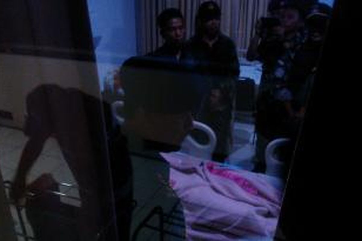 Wakil Kepala Staf TNI AL (Wakasal), Laksmana Madya Widodo, saat membesuk Serma Ilyas Hasan, di RSPAD Gatot Subroto, Kamis (16/4/2015) malam.