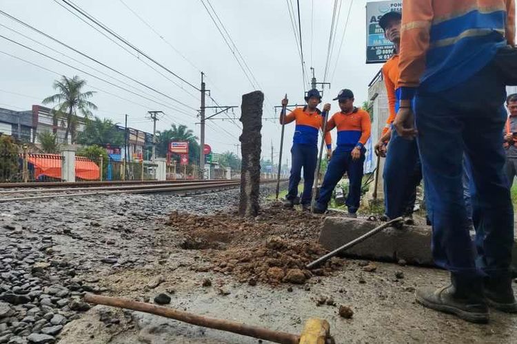 Proses penutupan lintasan liar di antara Stasiun Citayam-Depok, Jumat (16/6/2023)