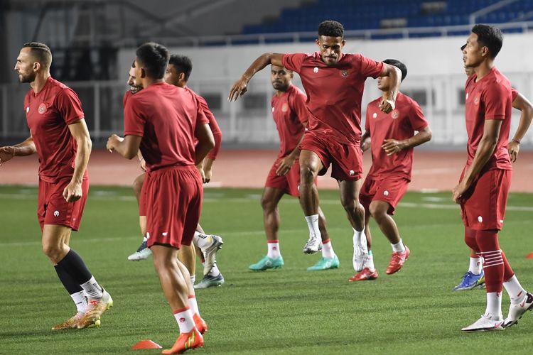 Pesepak bola Timnas Indonesia berlatih jelang laga lanjutan Grup A Piala AFF di Rizal Memorial Stadium, Manila, Filipina, Minggu (1/1/2023). Indonesia akan menghadapi Filipina pada laga terakhir babak grup yang akan menentukan kelolosan tim ke babak semifinal. Terkini, Indonesia dijadwalkan melawan Burundi pada FIFA Matchday Maret 2023. ANTARA FOTO/Akbar Nugroho Gumay/rwa.