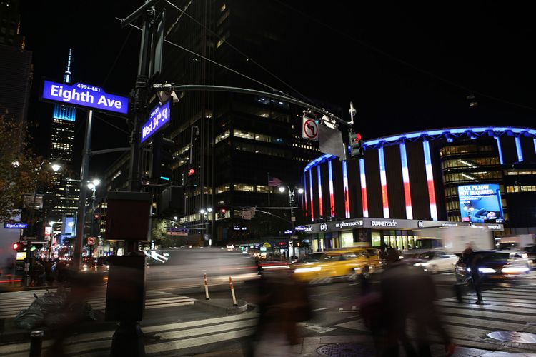 Suasana di sekitar Madison Square Garden (bangunan dengan lampu biru-merah), New York, AS, tempat berlangsungnya acara peringatan 35 tahun G-Shock, Kamis (9/11/2017) malam. Jam tangan asal Jepang G-Shock yang pertama kali diluncurkan pada 1983 silam, merayakan pesta peringatan 35 tahun bertajuk Shock The World di AS.