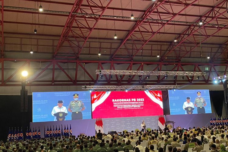 Wakil Presiden Ma'ruf Amin menyampaikan arahan sebelum menutup Rapat Koordinasi Nasional (Rakornas) Penanggulangan Bencana tahun 2023 di Jiexpo Kemayoran, Jakarta, Kamis (2/3/2023). 