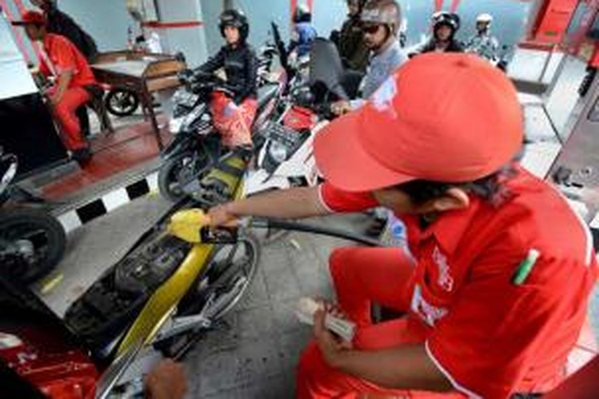 Pengendara motor mengantre di SPBU untuk mengisi bahan bakar minyak (BBM) jenis premium, di Bali, Selasa (26/8/2014). 