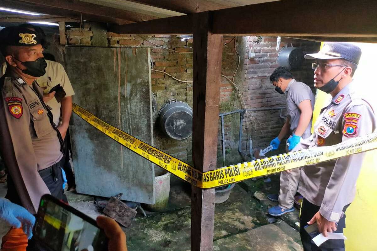 Diduga tersengat aliranlistrik dari pompa air yang digunakan mengisi ember untuk mandi, seorang bcah di Kabupaten Magetan tewas tersengat aliran listrik. Korban yang baru berusia 8 tahun tewas dengan lua lecet pada punggung kaki kiri.