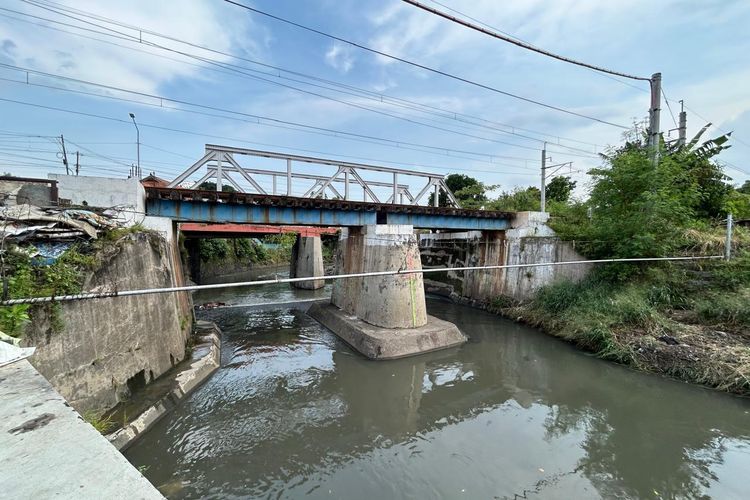 Upaya DLH Solo Atasi Banjir Luapan Sungai Jenes, Pasang Jaring Sampah hingga CCTV