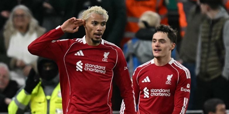 Striker Liverpool, Hugo Ekitike (kiri), merayakan setelah mencetak gol kedua pada laga Liga Inggris antara Liverpool dan Newcastle United di Anfield, Liverpool, barat laut Inggris pada 31 Januari 2026.