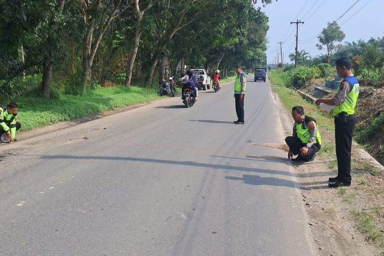Polisi menunjukkan pejalan kaki bernama Nasran Tanjung (80) tewas tertabrak mobil di Desa Timbang Deli, Kecamatan Galang  Kabupaten Deli Serdang, Sumatera Utara, Minggu (8/10/2023). Usai kejadian pengemudi mobilnya melarikan diri.