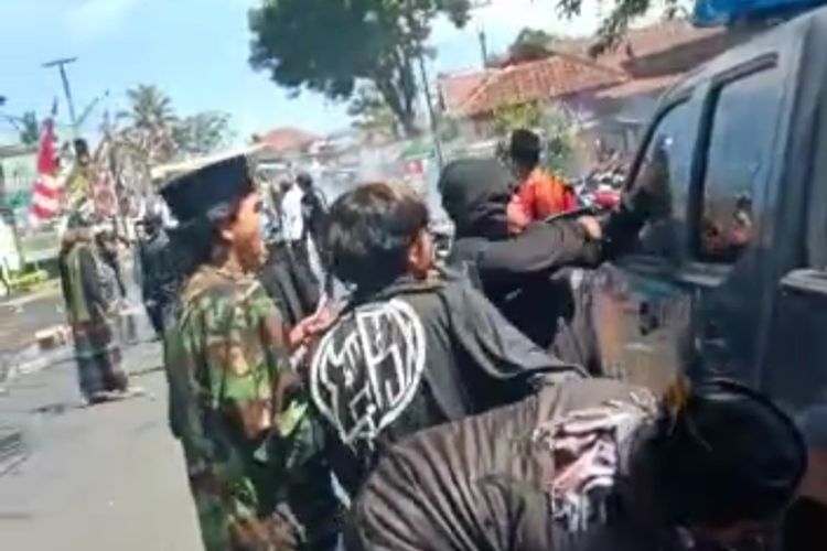 Foto-foto sekelompok orang yang berunjukrasa berakhir rusuh merusak mobil polisi dan melempari batu ke Kantor Kejaksaan Negeri Singaparna, Kabupaten Tasikmalaya, Senin (12/7/2021).