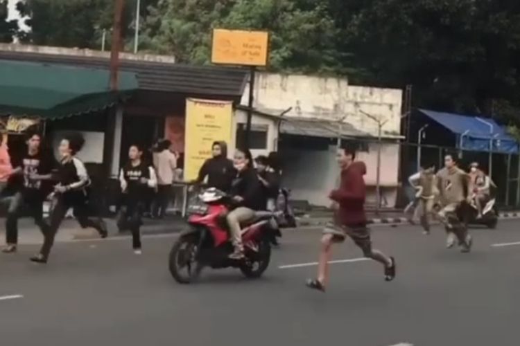 Tawuran antar pemuda terjadi di Jalan Taman Bintaro Barat, Bintaro, Pesanggrahan, Jakarta Selatan pada Jumat (30/7/2021) sekitar pukul 16.30 WIB.