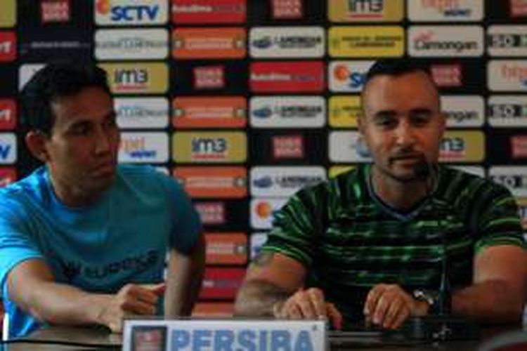 Kapten tim Persiba Balikpapan (kiri) dan pelatih Jaino Matos, dalam sesi jumpa pers, Minggu (7/8/2016).