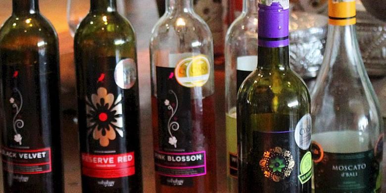 PT Sababay Industry, perusahaan wine di Blahbatuh, Kabupaten Gianyar, Bali, mengolah anggur dari petani anggur di Buleleng menjadi enam jenis wine pilihan, yakni Ludisia, Pink Blossom, Black Velvet, White Velvet, Reserve Bed, dan Moscato d'Bali seperti difoto pada Sabtu (11/6/2016). Wine lokal berkelas mengangkat derajat anggur dari Buleleng.