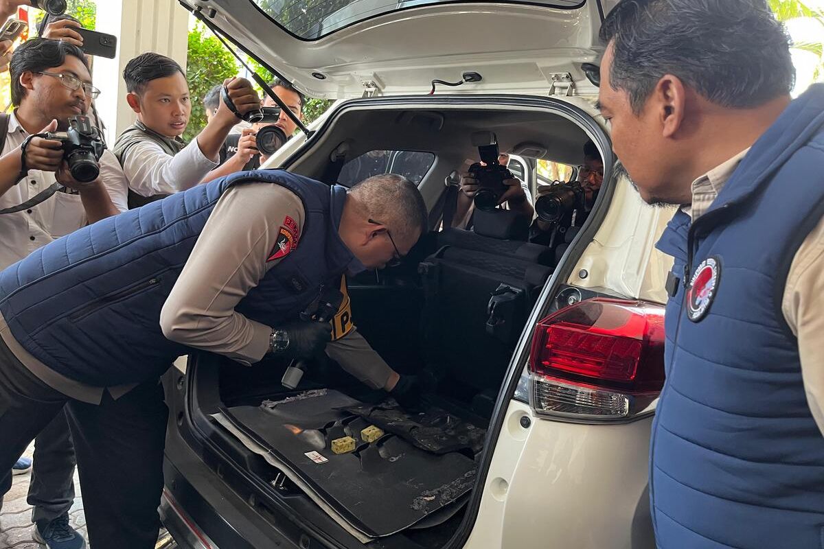 Kapolda Jatim Irjen Imam Sugianto menunjukkan kaki tangan Fredy Pratama simpan narkoba jenis sabu di dalam mobil