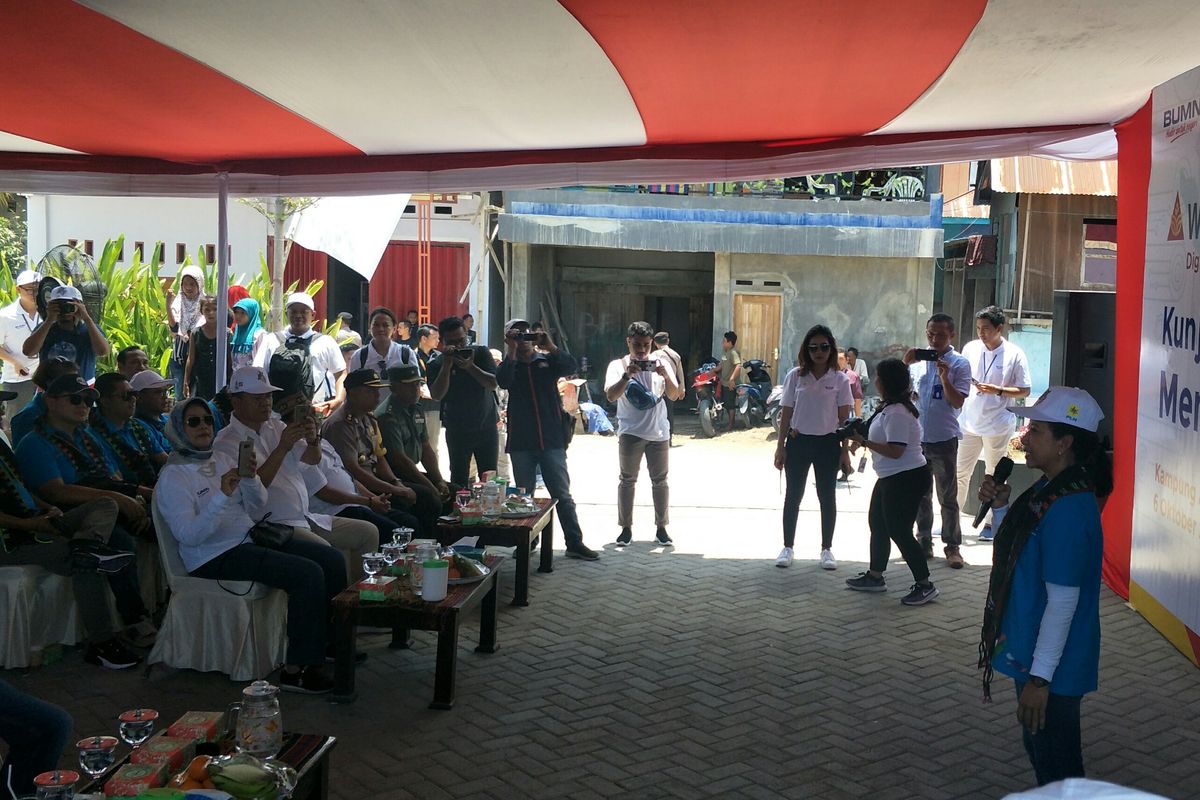 Menteri BUMN Rini Soemarno saat meresmikam Warung Ides di Labuan Bajo, Minggu (6/10/2019)