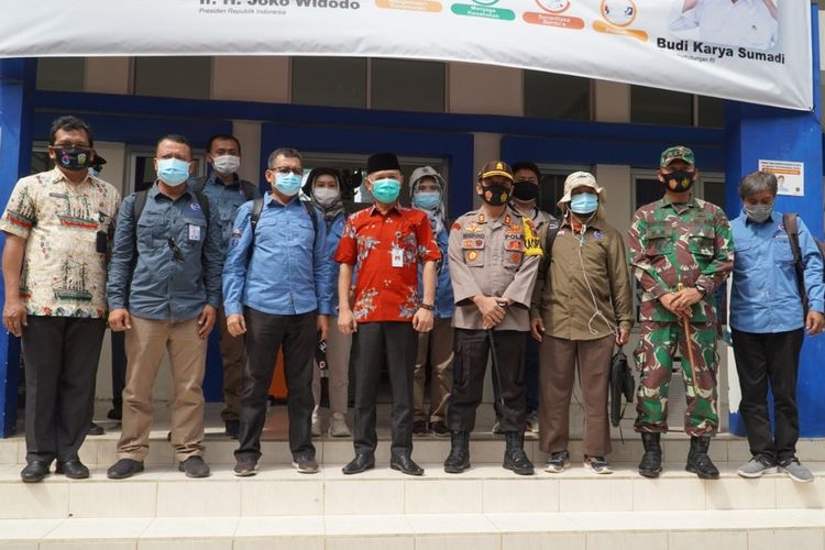 Bupati Jepara, Dian Kristiandi secara simbolis melepas wisatawan melancong ke Taman Nasional Karimunjawa dari Pelabuhan Penyeberangan Kartini Jepara, Jawa Tengah Jumat (16/10/2020).