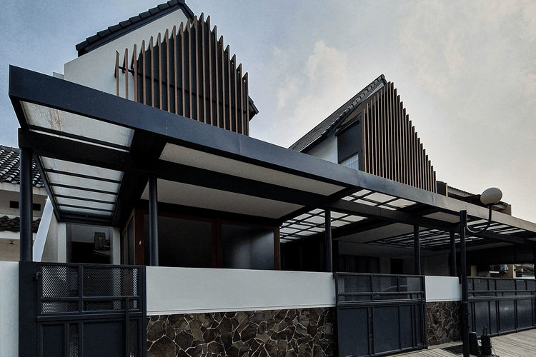 Fasad rumah minimalis dengan kisi-kisi kayu vertikal