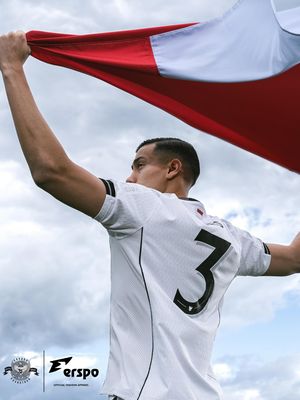 Bek Timnas Indonesia, Jay Idzes, memegang bendera Merah Putih sekaligus memakai jersey tandang anyar Garuda. Revealing jersey Merah Putih tesebut dilakukan pada Senin (3/2/2025).