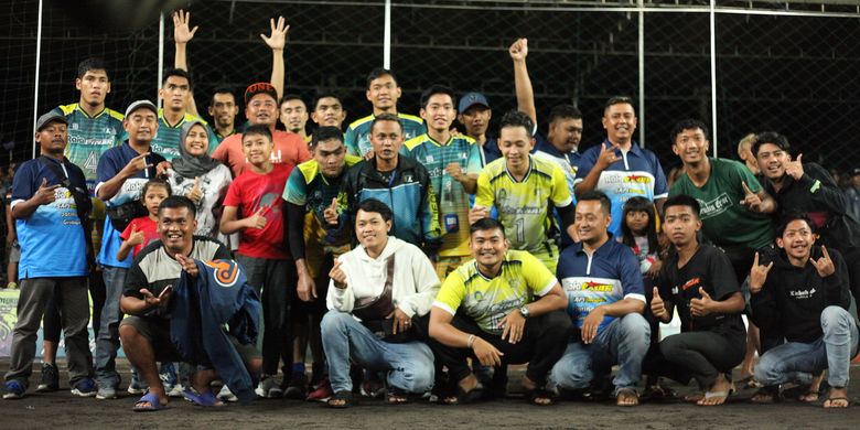 Rivan Nurmulki, Doni Haryono, Nizar Zulfikar, dan Mahfud Cahyadi, bermain pada ajang tarkam voli Singotoko Cup, di Desa Tukang, Pabelan, Kab. Semarang, Minggu (26/6/2022).