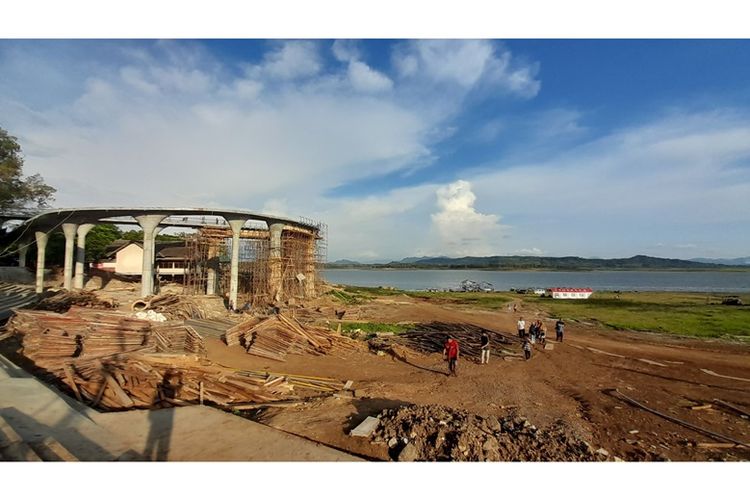 Salah satu revitalisasi pembangunan Waduk Gajah Mungkur Wonogiri adalah pembangunan jembatan kaca yang menjorok ke arah waduk.