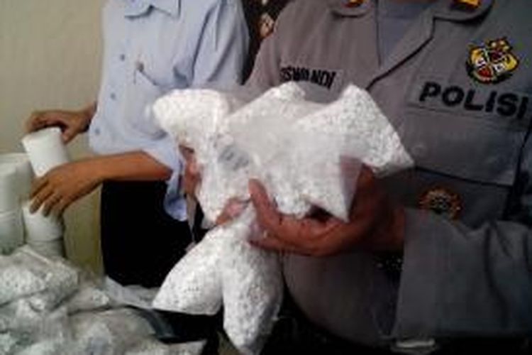 Ribuan obat keras jenis dobel l hasil sitaan dari beberapa tersangka saat ekspos kasus di Polres Kediri Kota, Jawa Timur, Senin (10/2/2014).