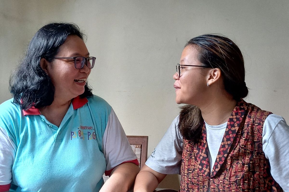 Wawa orangtua WIlang saat menceritakan pengalamannya mengasuh anak gifted di rumahnya di Banguntapan, Bantul, DIY, Rabu (16/10/2025)