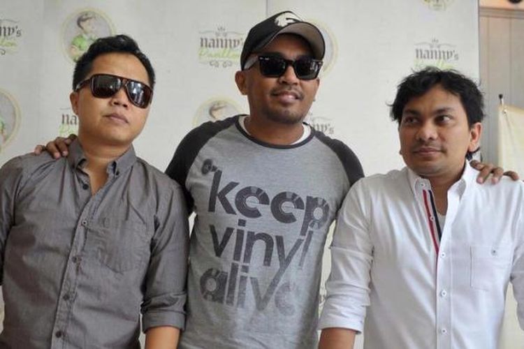 Sandhy Sondoro, Glenn Fredly, dan Tompi (dari kiri ke kanan), yang bergabung dalam Trio Lestari, hadir dalam jumpa pers menjelang konser Trio Lestari Show di Pacific Place Jakarta, Rabu (30/1/2013). Konser tersebut digelar di Bandung, Jawa Barat, pada 3 Februari 2013.
