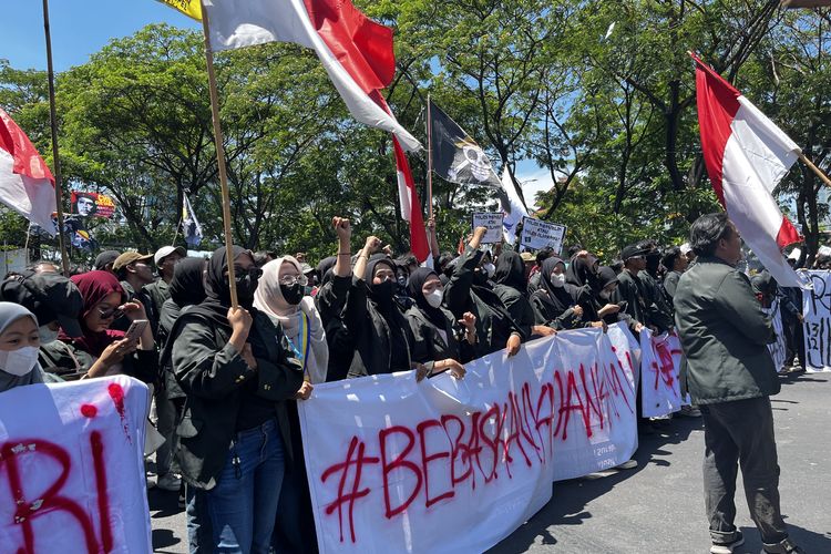 Susana ratusan mahasiswa aliansi Badan Eksekutif Mahasiswa Seluruh Indonesia (BEM SI) Jawa Timur saat menggelar demonstrasi Reformasi Polri di depan Kantor Polda Jatim, pada Sabtu (30/8/2025).