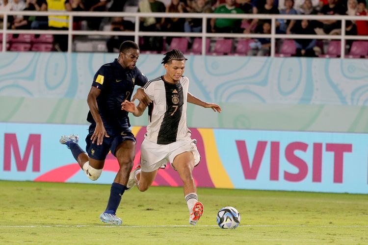 Pemain Timnas Jermar Paris Brunner ditempel ketat pemain Perancis saat laga final Piala Dunia U17 2023 Indonesia yang berakhir dengen skor 2-2 (4-3) di Stadion Manahan Solo, Jawa Tengah, Sabtu (2/12/2023) malam. 