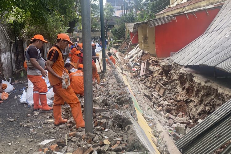 Tembok-tembok Sekolah di Jakarta yang Terus Roboh...