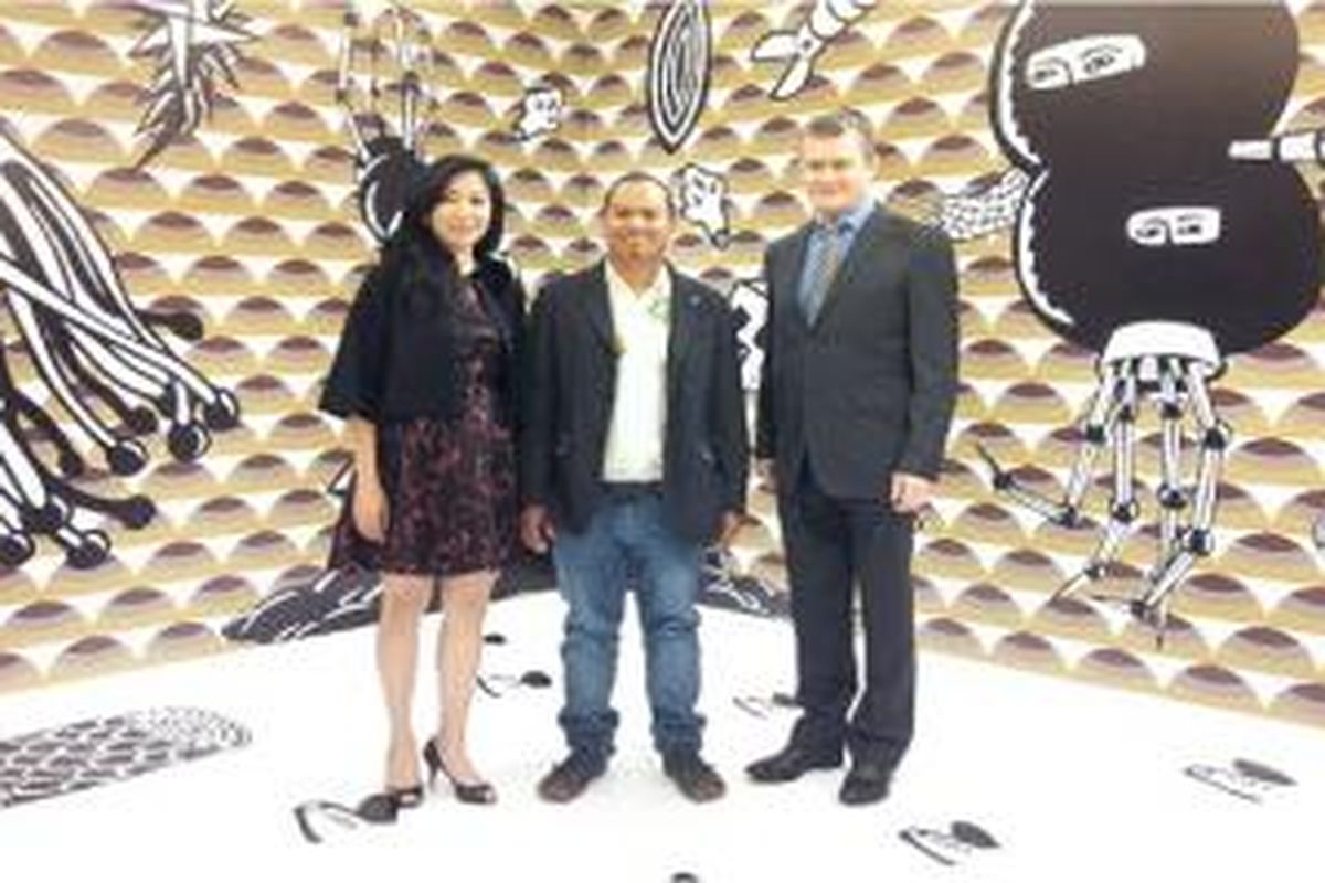 Eko Nugroho bersama perwakilan dari Louis Vuitton Indonesia