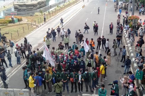 Update Kondisi Arus Lalu Lintas di Sekitar Aksi Tolak UU Cipta Kerja di Jakarta Pusat
