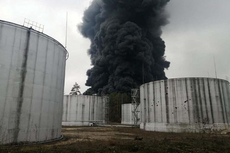 Asap muncul dari depot minyak, yang menurut pihak berwenang setempat, rusak akibat serangan bom di Chernihiv, Ukraina, dalam foto handout yang dirilis Kamis (3/3/2022). ANTARA FOTO/Press service of the Ukrainian State Emergency Service/Handout via REUTERS/AWW/djo